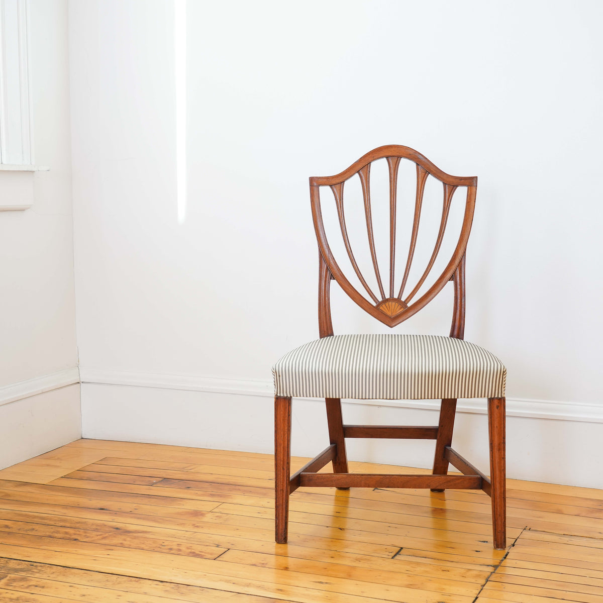 American Federal mahogany shield back side chair, c. 1790-1810